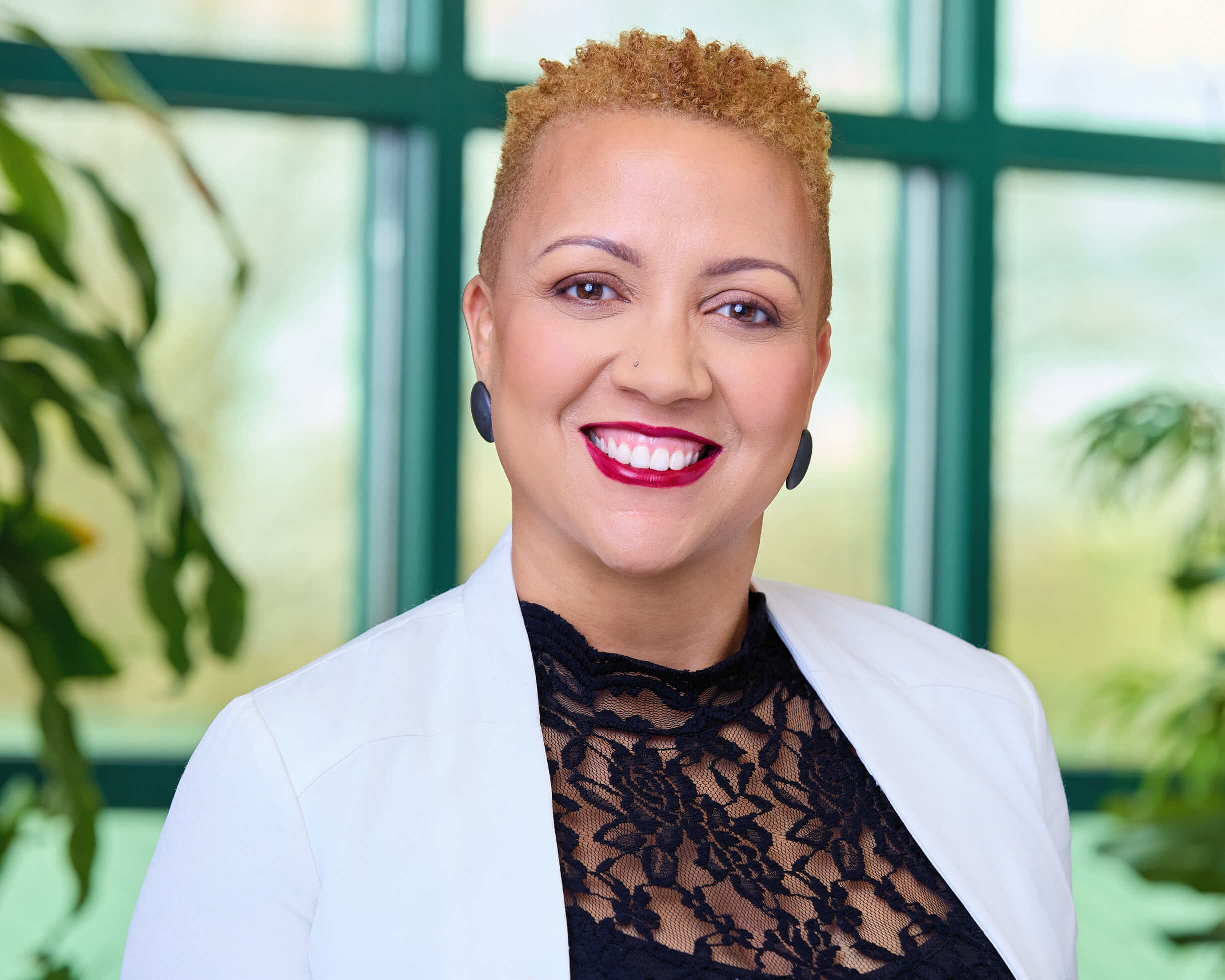 Williams.D_Headshot_Charlotte_Fenixfoto_268 - 0 - 12 A office headshot of a money one employee